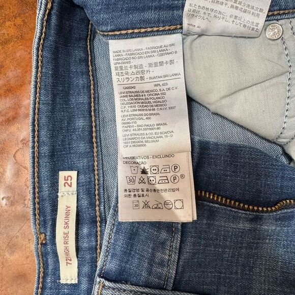 Levi’s (25 / 0) 721 High Rise Skinny Medium Wash Blue Jeans - Distressed Knees - Picture 6 of 7